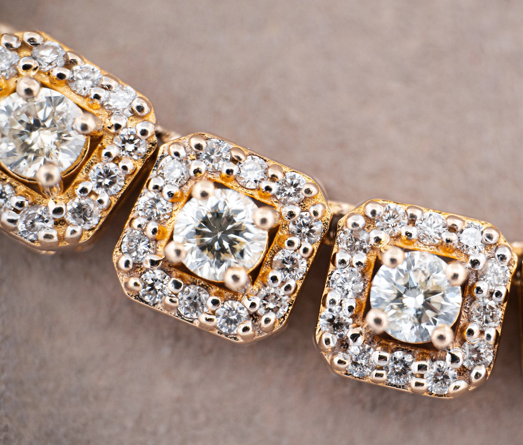 10k 25.72ct Diamond Necklace Weighing 28.4dwt